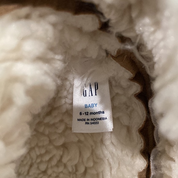 Gap baby hat and boot set - Picture 4 of 4